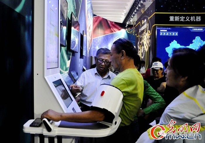 短视频丨走进“砥砺奋进的五年”大型成就展 感受特色体验展区科技范儿