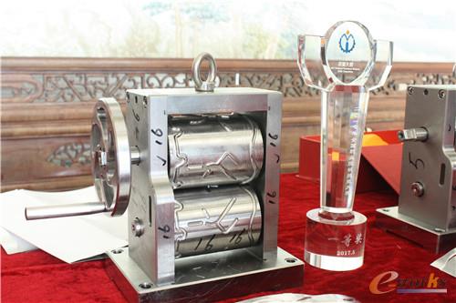 图3 参赛队获奖作品及奖杯