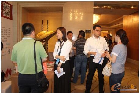 观众在神州云计算展台前交流ARIS SaaS