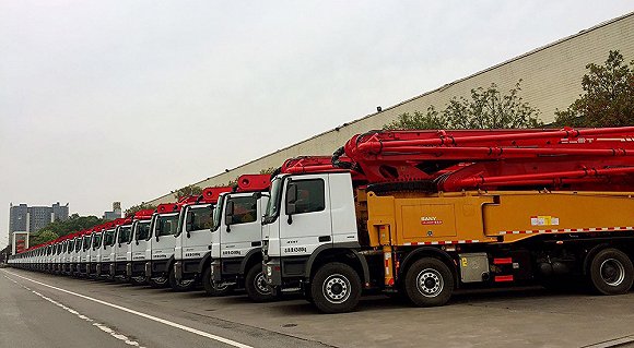 三一重工厂区道路上停放的工程泵车。摄影:蒋瑜沄