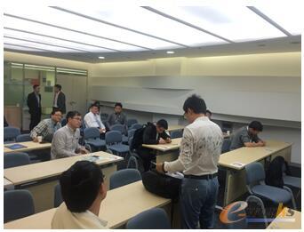 参会人员会后进一步讨论