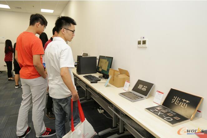 上科大师生对兆芯国产x86处理器及整机展现出浓厚兴趣