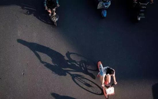 (资本的娴熟操练开始露出邪恶面孔,但是如果没有疯狂的资金快速挤进并填满一个个赛道,用最昂贵又最廉价的成本快速试错、快速修正,共享的终局将不会快速拉近到我们眼前。图/视觉中国)