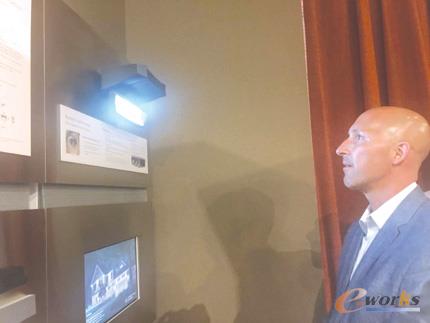 镜泰公司销售总监克拉克先生为中国记者演示后视镜眼膜自动识别系统