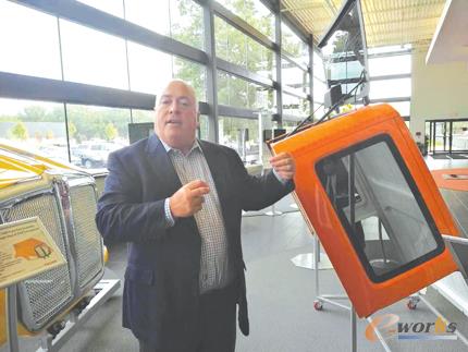 CSP公司副总裁罗伯特先生向中国记者介绍由复合材料制成的SUV车身覆盖件