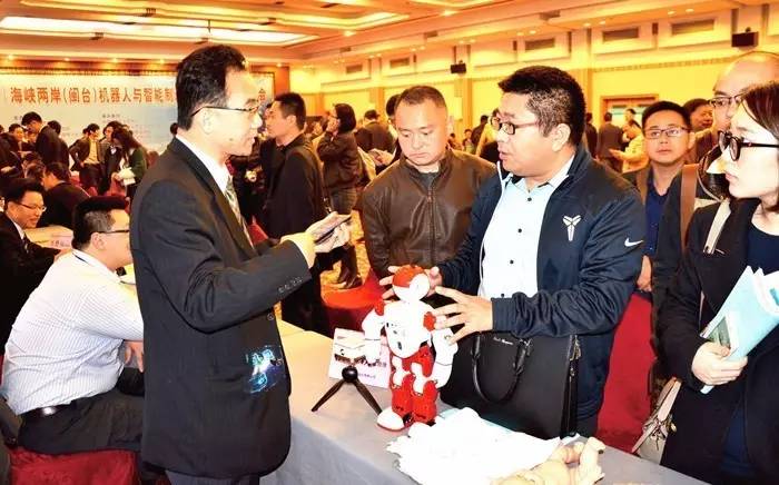 "台湾精卡科技股份公司总经理潘永钦带着他的"小安机器人"和洁环ring
